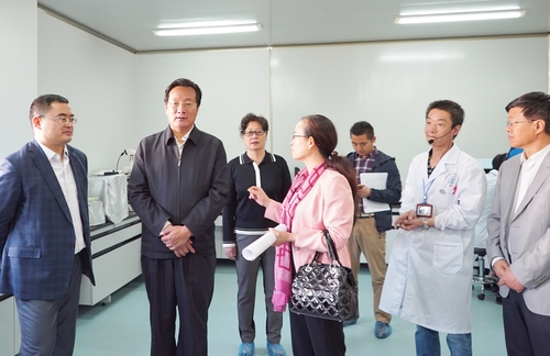 市人大常委会拉玛•兴高主任视察昆明市食品药品检验所1