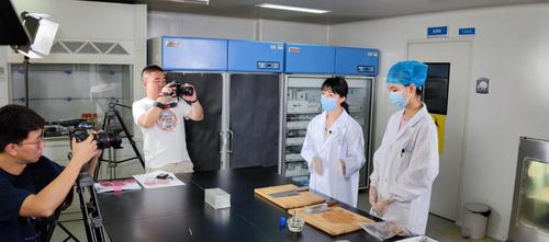 学史力行践初心 倾心为民办实事 ——结合“我为群众办实事”拍摄《知·食》系列科普节目《食安实验室》