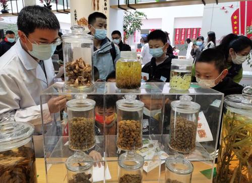 昆明市创建国家食品安全示范城市—实验室开放日暨市食药检所第三届实验室检验实践活动圆满举行